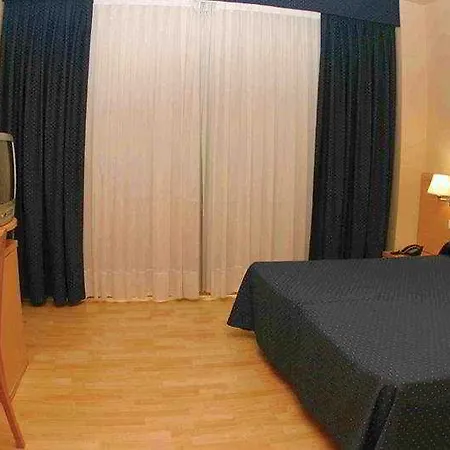 Puerta De Santillana 3*