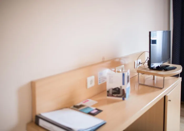 מלון Puerta De Santillana 3*