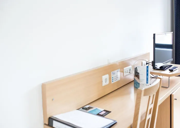 Puerta De Santillana 3*