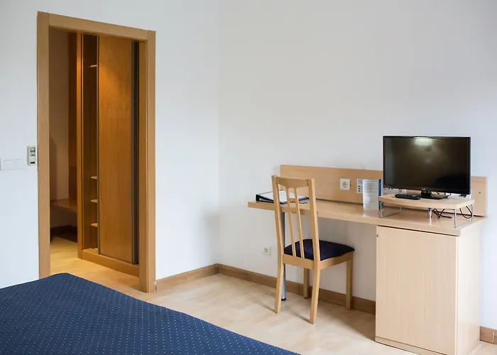 Puerta De Santillana 3*