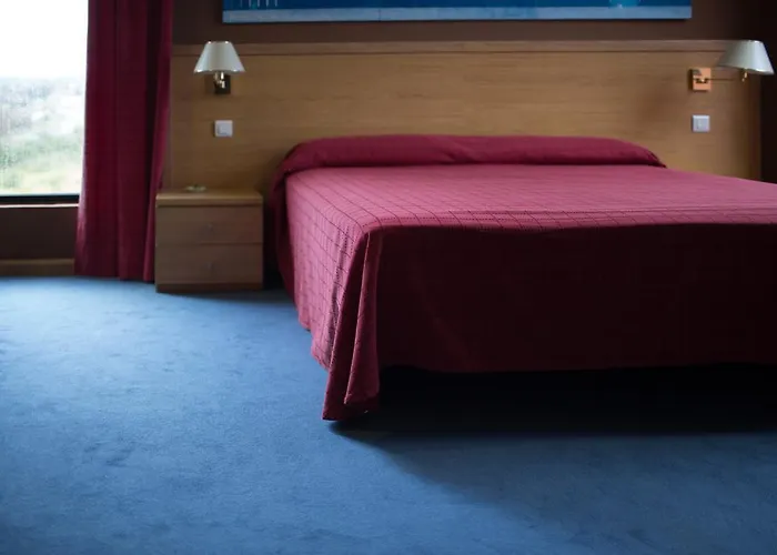 מלון Puerta De Santillana 3*