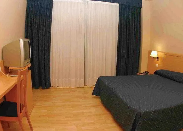 Puerta De Santillana 3*